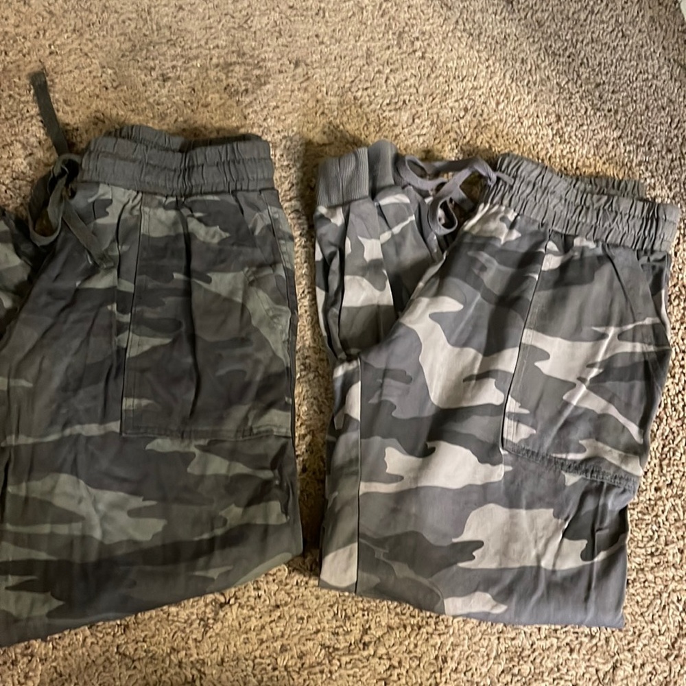 Two pairs of splendid camo joggers 🚨🚨final sale drop🚨🚨